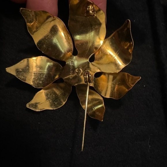 Cerrito white and gold enamel floral brooch - Picture 4 of 4